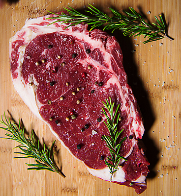 포토 JPG 해외이미지 음식 조각 부분 방울토마토 육류 스테이크 사람없음 소고기 신선 칼 날것 후추 등심 백리향 해외202004 해외포토 토마토 식재료 서양음식 향신료 파일형식 이미지허브