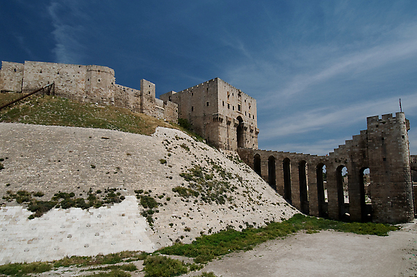 포토 JPG 해외이미지 중동 하늘 사람없음 옆모습 파란색 성 역사 언덕 그리스인 로마인 비잔틴 시리아 해외202004 해외포토 서양인 건축물 나라 뷰포인트 컬러 인종 제국 파일형식 이미지허브