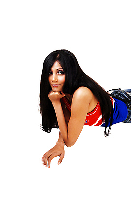 포토 JPG 해외이미지 라이프스타일 긴머리 여자 얼굴 백그라운드 컨셉 바닥 한명 사람 성인 10대 유행 흰색 청바지 표현 자신감 시원함 히스패닉 거짓말 스타일 해외202004 해외포토 1 헤어스타일 감정 컬러 바지 청소년 생활 신체부위 파일형식 이미지허브