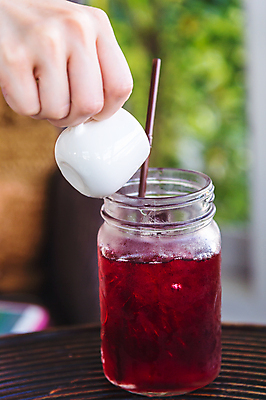 포토 JPG 해외이미지 손 음료 재료 유리 탁자 건강 사람없음 목재 컵 얼음 주스 흰색 신선 항아리 붓기 달콤 상쾌 시럽 밀짚 해외202004 해외포토 자연요소 나무 식기 감정 컬러 가구 모션 재질 신체부위 도자기 맛 짚 파일형식 이미지허브