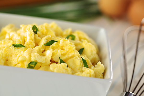 포토 JPG 해외이미지 접시 음식 재료 양파 사람없음 가로 계란 식사 튀김 고명 사발 아침식사 파 스크램블 샬롯 해외202004 해외포토 식기 채소 알 사기그릇 계란요리 파일형식 이미지허브