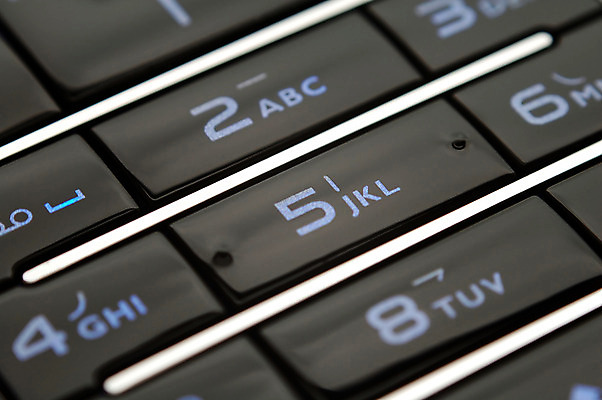 포토 JPG 해외이미지 컨셉 비즈니스 통신 열쇠 모바일 무선통신 세포 대화 사람없음 파란색 빛 스마트폰 숫자 반사 금속 디지털 검은색 어둠 장비 회색 흰색 판넬 클래식 은색 연결 편지 전화기 전자 부름 다이얼 패드 문자메시지 키패드 스타일 셀룰러 해외202004 해외포토 문자 컬러 모션 재질 말하기 핸드폰 스마트기기 메시지 파일형식 이미지허브