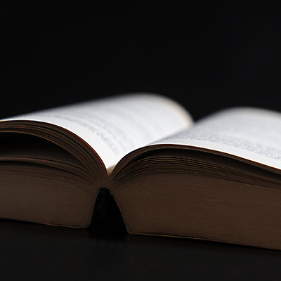 포토 JPG 해외이미지 교육 종이 문화 전구 텍스트 탁자 호텔 휴식 아파트 주택 따뜻함 사람없음 내부 목재 책 빛 스터디 평화 검은색 성경 자료 어둠 침묵 침실 방 덮개 램프 오픈 야간 저녁 큼 캐비닛 읽기 책상 묘사 사전 서점 보관소 안락 해외202004 해외포토 자연요소 나무 컬러 가구 컨셉 재료 종교용품 모션 숙소 조명 건물 학습 상점 소리 뚜껑 크기 사물함 저장 파일형식 이미지허브