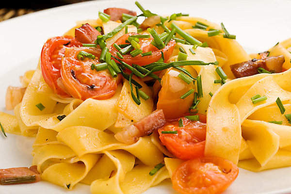 포토 JPG 해외이미지 음식 토마토 파스타 마늘 돼지고기 사람없음 식사 소고기 소시지 자르기 먹기 햄 베이컨 바질 로즈메리 토막 식욕 탈리아텔레 해외202004 해외포토 채소 모션 서양음식 육류 가공식품 허브 파스타면 파일형식 이미지허브