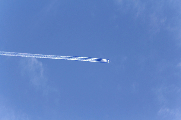 포토 JPG 해외이미지 주간 구름 하늘 비행기 사람없음 야외 파란색 비행운 해외202004 해외포토 자연요소 컬러 항공교통 대중교통 파일형식 구름_자연 이미지허브