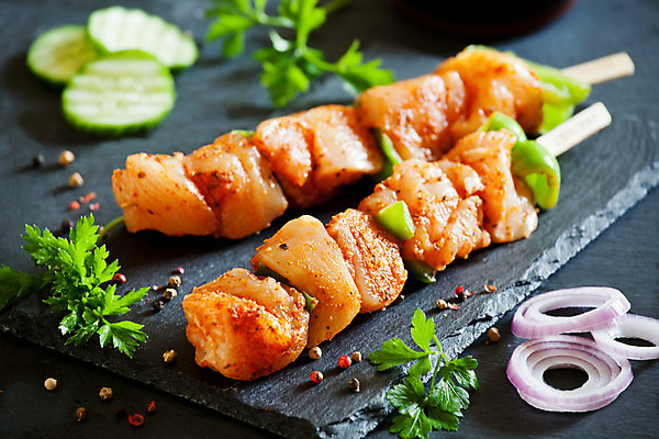 포토 JPG 해외이미지 음식 분홍색 채소 양파 날씨 오이 실내 파슬리 육류 요리 사람없음 빨간색 초록색 컬러풀 주방 보라색 검은색 저녁식사 치킨 흰색 닫기 허브 향신료 날것 후추 점심식사 석판 입가심 해외202004 해외포토 식물 컬러 식재료 모션 내부 식사 닭고기요리 향미료 파일형식 이미지허브