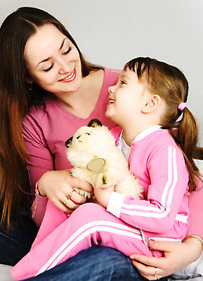 포토 JPG 해외이미지 백인 커플 여자 딸 행복 어린이 2 통신 가족 관계 포옹 놀이 엄마 친절 주택 실내 사랑 웃음 사람 앉기 두명 장난감 화목 기쁨 육아 잡기 닫기 달콤 세대 소통 해외202004 해외포토 서양인 감정 컨셉 안기 모션 표정 내부 건물 맛 파일형식 이미지허브