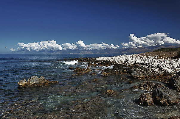 포토 JPG 해외이미지 구름 유럽 바다 섬 자연 하늘 산 풍경 사람없음 물 바위 지중해 그리스 절정 코르푸 수평선 해외202004 해외포토 자연요소 나라 돌_바위 생태계 파일형식 이미지허브