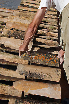 포토 JPG 해외이미지 지붕 날씨 노동자 관리 사람없음 건물 세로 수리 점토 고정 겹침 건축업자 교체 볏집 스페인어 해외202004 해외포토 직업 건축물 건축 파일형식 이미지허브