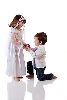 포토 JPG 해외이미지 백인 드레스 여자 남자 행복 어린이 결혼 가족 놀이 넥타이 발렌타인데이 선물 사랑 소년 두명 반지 가운 흰배경 주기 약혼 언니 남동생 해외202004 해외포토 서양인 잡화 옷 감정 백그라운드 장신구 관계 모션 데이이벤트 사람 이벤트 흰색 자매 약속 동생 파일형식 이미지허브