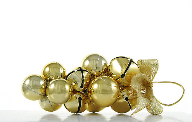 포토 JPG 해외이미지 리본 크리스마스장식 크리스마스 실내 사람없음 금색 방울 오브젝트 흰배경 해외202004 해외포토 기념일 컬러 백그라운드 내부 장식 흰색 파일형식 이미지허브