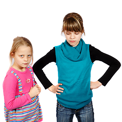 포토 JPG 해외이미지 백인 여자 어린이 2 가족 관계 서기 사람 두명 10대 슬픔 흰색 충돌 자매 문제 언니 심각 해외202004 해외포토 서양인 감정 컬러 컨셉 모션 청소년 파일형식 이미지허브