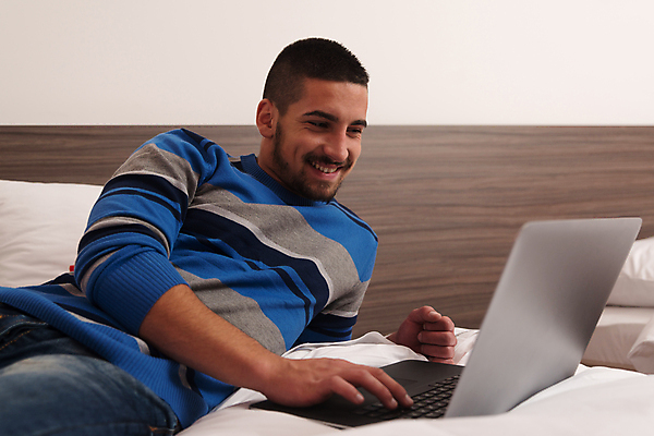 포토 JPG 해외이미지 응시 남자 대학생 휴식 실내 한명 미소 앞모습 옆모습 10대 노트북 눕기 침대 십대남자한명만 해외202004 해외포토 1 학생 시선 뷰포인트 가구 컨셉 모션 청소년 표정 사람 내부 전자제품 남자한명만 십대남자만 파일형식 이미지허브