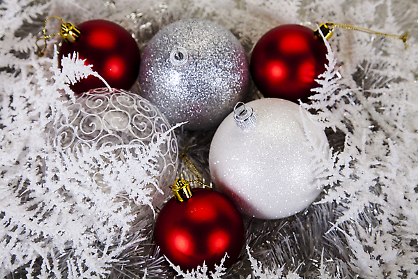 포토 JPG 해외이미지 크리스마스장식 크리스마스 실내 사람없음 빨간색 장식볼 은색 오브젝트 오너먼트 해외202004 해외포토 기념일 컬러 내부 장식 파일형식 이미지허브