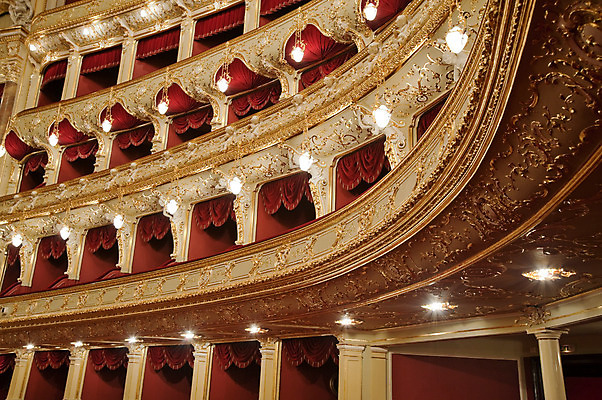 포토 JPG 해외이미지 문화 음악 의자 건축양식 교실 실내 미술 사람없음 빨간색 콘서트 공연 무대 커튼 발표 사회 황금 클래식 고급 우아함 극장 전시회 영화 천장 샹들리에 쇼 장면 보여주기 연극 객석 르네상스 오페라 우크라이나 웅장함 인기 스타일 해외202004 해외포토 교육 건축 유럽 컬러 가구 컨셉 학교 모션 문화예술 조명 이벤트 내부 전시 공동체 파일형식 이미지허브