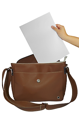 포토 JPG 해외이미지 손 종이 가방 손가락 실내 손잡이 사람없음 갈색 흰색 잡기 상승 뺏기 해외202004 해외포토 잡화 컬러 컨셉 모션 내부 신체부위 파일형식 이미지허브