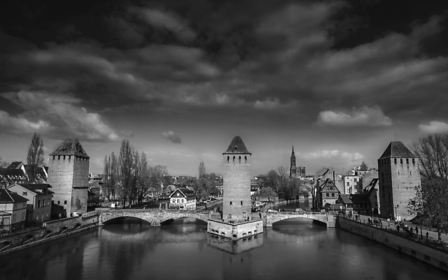 포토 JPG 해외이미지 구름 유럽 문화 여행 흑백 사람없음 건물 물 강 도시풍경 탑 고요 고통 프랑스 도시 개울 중세 타운 프랑스어 스트라스부르 해외202004 해외포토 자연요소 문자 건축물 감정 나라 촬영기법 풍경 역사 파일형식 이미지허브