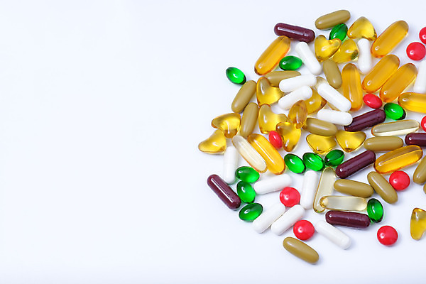 포토 JPG 해외이미지 음식 오렌지 건강 사람없음 빨간색 파란색 컬러풀 알약 약 노란색 상점 흰색 약국 암 알레르기 당뇨병 마약 복용 약사 해외202004 해외포토 컬러 과일 의학 질병 파일형식 이미지허브