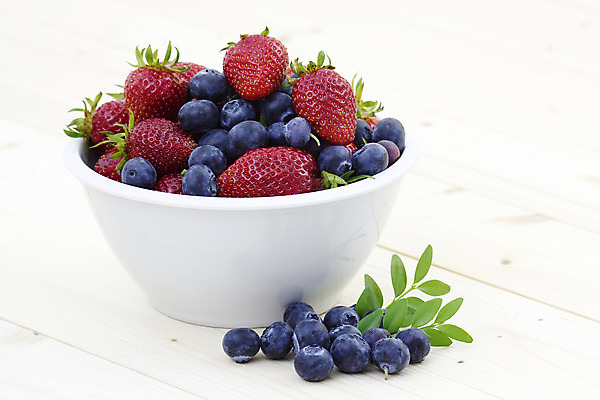 포토 JPG 해외이미지 열매 음식 조각 잎 다이어트 과일 부분 딸기 디저트 건강 3 씨앗 사람없음 빨간색 초록색 빛 활발 흰색 신선 그룹 사발 달콤 맛 상쾌 유기농 블루베리 날것 칼로리 강렬 고립 숙성 해외202004 해외포토 식물 웰빙 감정 컬러 컨셉 사기그릇 파일형식 이미지허브