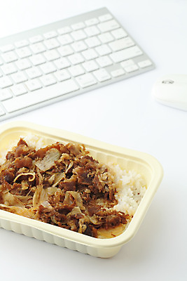 포토 JPG 해외이미지 라이프스타일 종이 음료 음식 비즈니스 탁자 밥 직장 패스트푸드 육류 사람없음 컵 노트북 컴퓨터 식사 저녁식사 키보드 작업 달콤 아침식사 폐기물 쥐 먹기 책상 속도 칼로리 점심식사 단절 키패드 해외202004 해외포토 식기 가구 식재료 회사 모션 생활 전자제품 맛 인스턴트 쓰레기 설치류 파일형식 이미지허브