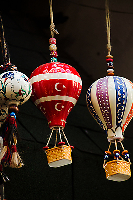 포토 JPG 해외이미지 주간 매달리기 풍경 사람없음 야외 장식 미니어처 열기구 해외202004 해외포토 자연요소 항공교통 모션 모형 파일형식 이미지허브