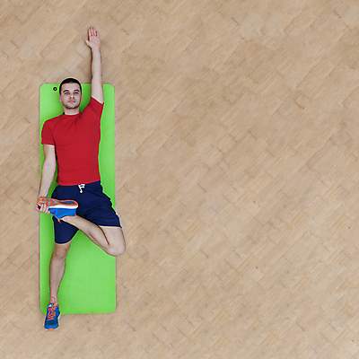 포토 JPG 해외이미지 1 라이프스타일 웰빙 남자 스포츠 운동화 신체 요가 바닥 실내 건강 한명 사람 운동 스트레칭 매트 정상 체육관 머리위 거짓말 파케트 해외202004 해외포토 신발 내부 생활 파일형식 이미지허브