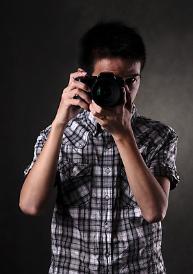 포토 JPG 해외이미지 직업 남자 실내 창조 한명 동양인 인종 성인 빛 컴퓨터 카메라 디지털 사진촬영 손상 장비 잡기 작업 기자 사진사 그림 슛 해외202004 해외포토 1 컨셉 모션 사람 내부 전자제품 촬영 작가 파일형식 이미지허브