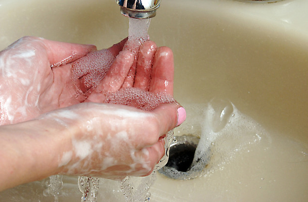 포토 JPG 해외이미지 손 실내 신체부위 세면대 수도꼭지 손씻기 비누거품 위생관리 해외202004 해외포토 관리 사람 내부 거품 씻기 파일형식 이미지허브