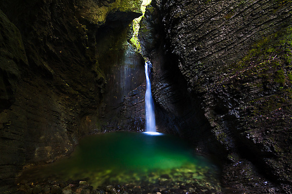 포토 JPG 해외이미지 공원 호수 여행 모션 자연 산 이끼 풍경 사람없음 야외 초록색 물 여름 강 환경 활발 폭포 하이킹 흐름 가을 바위 신선 구멍 개울 동굴 떨어짐 숲 당구 부식 그림 알프스 지하 내추럴 석회암 슬로베니아 해외202004 해외포토 자연요소 계절 공공시설 유럽 컬러 컨셉 레저 구기 암석 생태계 파일형식 이미지허브