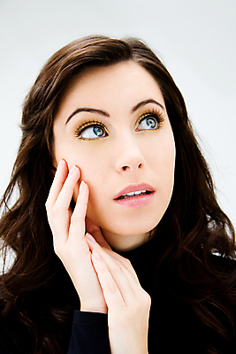 포토 JPG 해외이미지 손 여자 얼굴 갈색머리 관리 한명 파란색 노란색 머리 화장품 흰색 황금 치아 내추럴 고립 진실 해외202004 해외포토 1 헤어스타일 컬러 사람 신체부위 뷰티 소화기관 파일형식 이미지허브