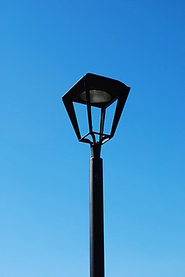 포토 JPG 해외이미지 1 백그라운드 전구 건축양식 유리 하늘 새로움 거리 미술 사람없음 세로 파란색 빛 유행 검은색 회색 흰색 등불 램프 자르기 철 오르기 타운 세련 해외202004 해외포토 건축 컬러 컨셉 모션 재질 문화예술 조명 도시 파일형식 이미지허브