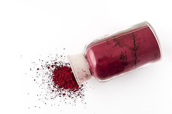 포토 JPG 해외이미지 유리병 사람없음 가루 오브젝트 흰배경 쏟아짐 색가루 트렌드컬러 해외202004 비바마젠타 해외포토 컬러 백그라운드 모션 병_용기 흰색 파일형식 이미지허브