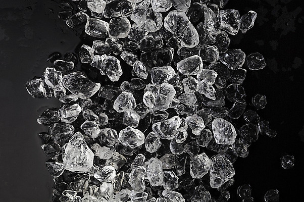 포토 JPG 해외이미지 음료 조각 백그라운드 유리 탁자 어류 사람없음 물 파란색 빛 반사 쌓기 얼음 검은색 어둠 블록 추위 흰색 물방울 신선 투명 시원함 크리스탈 해산물 큐브 질감 서리 흙더미 덩어리 찌그러짐 고립 카피스페이스 해외202004 해외포토 자연요소 컬러 가구 컨셉 모션 재질 수중동물 흙 공백 광석 파일형식 더미 이미지허브