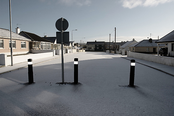 포토 JPG 해외이미지 계절 유럽 도로 여행 크리스마스 겨울 건축양식 하늘 날씨 휴가 거리 주택 서기 사람없음 야외 건물 장식 파란색 마을 냉동 수확 흰색 램프 도시 재산 인쇄 사인 복고 서리 트랙 장면 아일랜드 타운 종료 교외 옛날 진짜 해외202004 해외포토 건축물 기념일 건축 나라 길 컬러 농업 교통시설 모션 조명 금융 파일형식 이미지허브