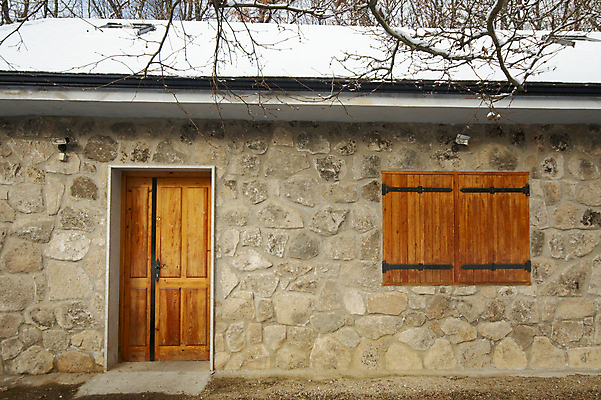 포토 JPG 해외이미지 나무 외관 계절 겨울 창문 자연 지붕 날씨 주택 사람없음 야외 건물 목재 추위 흰색 시골 숲 시골집 서리 장면 제설기 해외202004 해외포토 식물 건축물 컬러 재료 생태계 제설 파일형식 이미지허브