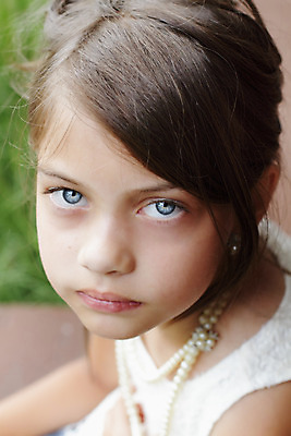 포토 JPG 해외이미지 백인 모델 긴머리 응시 시선 드레스 여자 얼굴 어린이 포즈 갈색머리 한명 사람 머리 유행 마주보기 수확 흰색 표현 닫기 달콤 보석 노려봄 심각 혼자 해외202004 해외포토 서양인 1 헤어스타일 옷 컬러 컨셉 농업 모션 표정 신체부위 맛 광석 파일형식 이미지허브