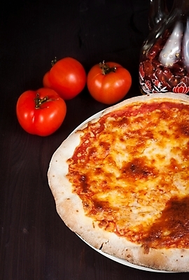 포토 JPG 해외이미지 접시 조각 잎 토마토 치즈 피자 요리 사람없음 식사 저녁식사 이탈리아 신선 폐기물 굽기 토핑 바질 점심식사 마르게리타피자 모짜렐라치즈 핸드메이드 해외202004 해외포토 식물 식기 유럽 채소 유제품 패스트푸드 서양음식 쓰레기 구이 파일형식 이미지허브