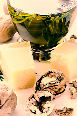 포토 JPG 해외이미지 전통 음식 조각 백그라운드 재료 치즈 도마 요리 사람없음 노란색 이탈리아 블록 견과류 흰색 신선 해외202004 해외포토 유럽 컬러 주방용품 유제품 파일형식 이미지허브