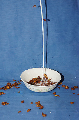 포토 JPG 해외이미지 스튜디오촬영 라이프스타일 음료 음식 이동 모션 아침 추상 아이디어 건강 창조 사람없음 공중 세로 컬러풀 우유 사발 붓기 떨어짐 아침식사 파란배경 흘림 건강식 특별함 스플래쉬 해외202004 해외포토 주간 컬러 백그라운드 컨셉 무늬 유제품 실내 생활 파란색 식사 사기그릇 파일형식 이미지허브