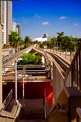 포토 JPG 해외이미지 북아메리카 건축양식 교통시설 그림자 사람없음 야외 건물 세로 관광지 컬러풀 야자수 햇빛 계단 미국 도심 마이애미 플로리다 해외202004 해외포토 나무 건축물 건축 컬러 여행 교통 아메리카 태양 도시 시설 파일형식 이미지허브