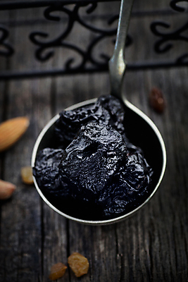 포토 JPG 해외이미지 라이프스타일 열매 음식 백그라운드 다이어트 과일 재료 자연 디저트 건조 건강 식이요법 사람없음 목재 쌓기 케이크 보라색 검은색 에너지 시골 신선 양념 달콤 맛 아침식사 큼 설탕 먹기 제비꽃 오브젝트 상쾌 유기농 날것 호두 아몬드 섬유 자두 내추럴 바이오 채식주의자 해외202004 해외포토 나무 식물 웰빙 꽃 감정 컬러 컨셉 모션 생활 식사 견과류 직물 크기 생태계 채식 파일형식 이미지허브