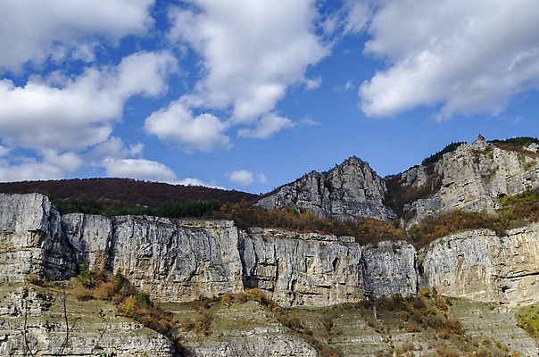 포토 JPG 해외이미지 나무 구름 계절 유럽 십자가 2 자연 하늘 풍경 사람없음 야외 빨간색 초록색 컬러풀 노란색 캠핑 하이킹 가을 동굴 정상 숲 천연기념물 불가리아 절정 해외202004 해외포토 자연요소 식물 나라 컬러 레저 생태계 파일형식 남유럽 이미지허브