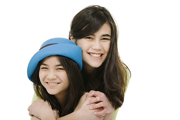 포토 JPG 해외이미지 행복 가족 관계 태국 동양인 두명 초록색 파란색 친구 우정 기쁨 흰색 자매 고립 혼혈 정확 해외202004 해외포토 여자 감정 아시아 컬러 컨셉 사람 인종 다문화 파일형식 이미지허브