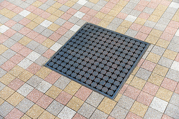 포토 JPG 해외이미지 디자인 도로 거리 바닥 주택 사람없음 물 금속 젖음 덮개 도시 구멍 보행로 철 타일 질감 폭풍 유지 낭비 배수구 길가 철강 폐수 하수 해외202004 해외포토 자연요소 길 컨셉 교통시설 재질 날씨 건물 뚜껑 환경오염 파일형식 이미지허브