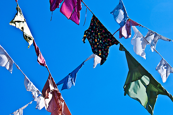 포토 JPG 해외이미지 옷 선 백그라운드 셔츠 하늘 바람 건조 사람없음 야외 파란색 컬러풀 유행 맑음 신선 씻기 빨래 빨랫줄 오브젝트 블라우스 해외202004 해외포토 자연요소 줄 컬러 상의 가사 날씨 청결 파일형식 이미지허브