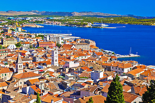 포토 JPG 해외이미지 외관 유럽 바다 여행 건축양식 휴가 거리 주택 안테나 파노라마 풍경 사람없음 야외 건물 물 여름 파란색 도시풍경 컬러풀 교회 탑 도시 만 역사 지중해 그림 시력 포트 타운 크로아티아 옛날 해외202004 해외포토 자연요소 건축물 계절 건축 나라 컬러 통신 종교건축 촬영기법 파일형식 이미지허브