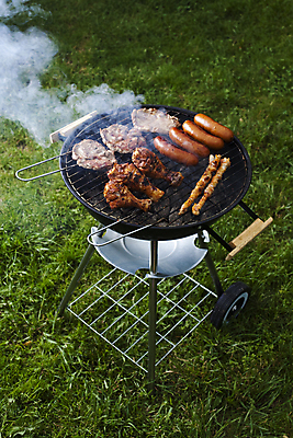 포토 JPG 해외이미지 주간 육류 요리 사람없음 야외 여름 파티 정원 꼬치 연기 그릴 바비큐 굽기 닭다리 소시지구이 해외202004 해외포토 자연요소 계절 음식 식재료 주방용품 이벤트 소시지 구이 파일형식 이미지허브