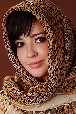 포토 JPG 해외이미지 백인 갈색머리 한명 목도리 흰색 해외202004 해외포토 서양인 1 헤어스타일 잡화 컬러 사람 파일형식 이미지허브