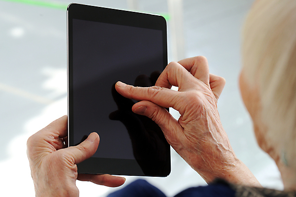 포토 JPG 해외이미지 라이프스타일 드레스 옷 여자 노년 할머니 백그라운드 손가락 아파트 주택 기술 관리 한명 사람 성인 알약 터치 흰색 플랫 피부 옛날 조부모 해외202004 해외포토 1 손 컬러 가족 건물 생활 신체부위 약 파일형식 이미지허브