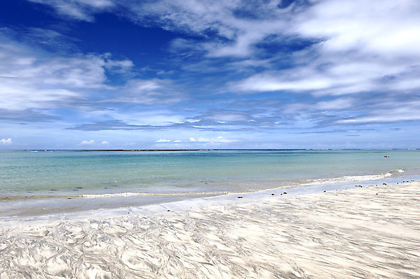 포토 JPG 해외이미지 모래 바다 신발 하늘 휴가 휴식 해변 사람없음 물 여름 파란색 유행 브라질 해외202004 해외포토 자연요소 계절 컬러 컨셉 남아메리카 파일형식 이미지허브